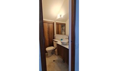 Se vende casa en La Ceja m, sector Gualanday, 2 niveles y manzarda