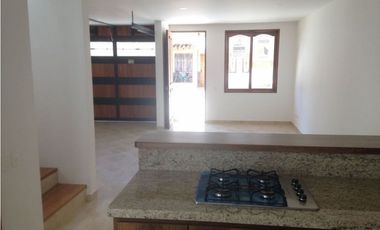 Se vende casa en La Ceja m, sector Gualanday, 2 niveles y manzarda