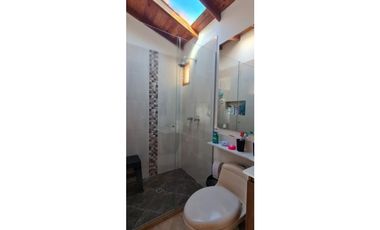 Se vende casa en La Ceja m, sector Gualanday, 2 niveles y manzarda