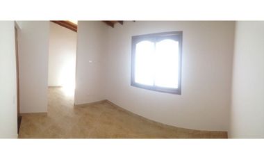 Se vende casa en La Ceja m, sector Gualanday, 2 niveles y manzarda