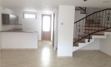 Se vende casa en La Ceja m, sector Gualanday, 2 niveles y manzarda