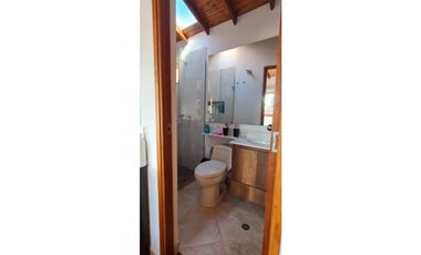 Se vende casa en La Ceja m, sector Gualanday, 2 niveles y manzarda