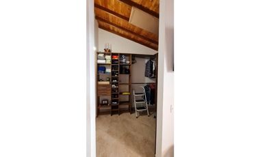 Se vende casa en La Ceja m, sector Gualanday, 2 niveles y manzarda