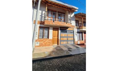 Se vende casa en La Ceja m, sector Gualanday, 2 niveles y manzarda