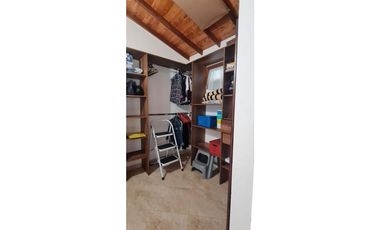 Se vende casa en La Ceja m, sector Gualanday, 2 niveles y manzarda