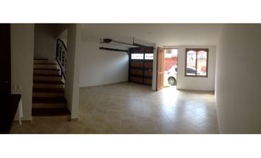 Se vende casa en La Ceja m, sector Gualanday, 2 niveles y manzarda