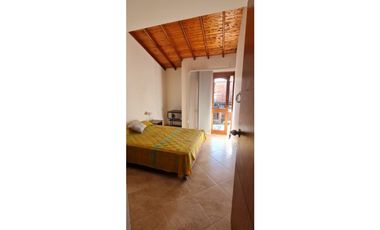 Se vende casa en La Ceja m, sector Gualanday, 2 niveles y manzarda