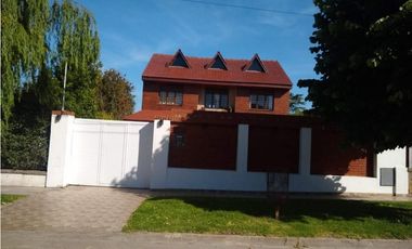 Importante Chalet Seis Ambientes