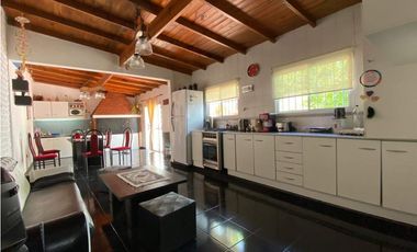 Importante Chalet Seis Ambientes