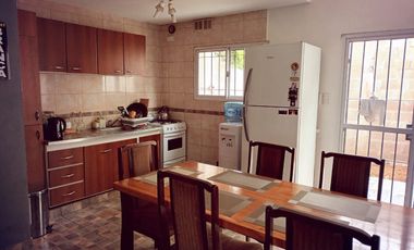 Dúplex en venta de 2 dormitorios c/ cochera en Luis Guillón
