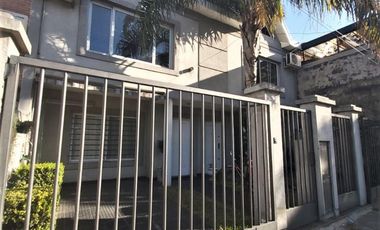 IMPECABLE DUPLEX . 2 EN EL LOTE DE 10 X 20. 4 AMBIENTES CALLE DE LOS DERECHOS HUMANOS, VILLA SARMIENTO.P.B. COCHERA CON ACCESO AUTOMATIZADO, . SUSANA 