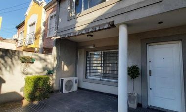 IMPECABLE DUPLEX . 2 EN EL LOTE DE 10 X 20. 4 AMBIENTES CALLE DE LOS DERECHOS HUMANOS, VILLA SARMIENTO.P.B. COCHERA CON ACCESO AUTOMATIZADO, . SUSANA 