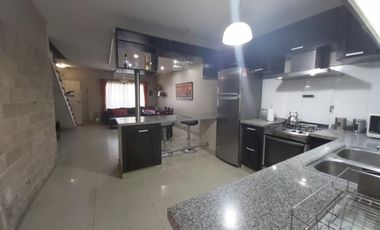 IMPECABLE DUPLEX . 2 EN EL LOTE DE 10 X 20. 4 AMBIENTES CALLE DE LOS DERECHOS HUMANOS, VILLA SARMIENTO.P.B. COCHERA CON ACCESO AUTOMATIZADO, . SUSANA 
