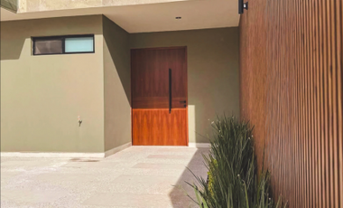 Casa de 4 recamaras con una habitacion en planta baja en San Angel V