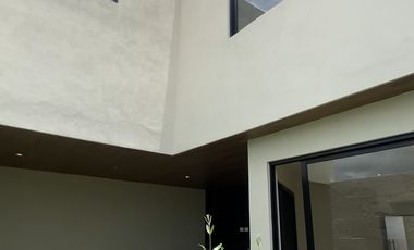 Casa de 4 recamaras con una habitacion en planta baja en San Angel V