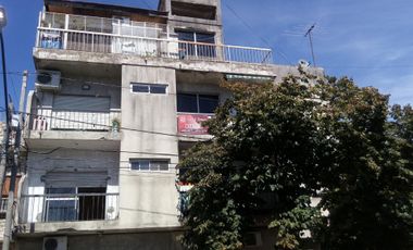 SE ACEPTA PERMUTA HASTA EL 50 - ESCUCHAMOS PROPUESTAS INMEJORABLE UBICACIÓN SEMI PISO CON GARAGE