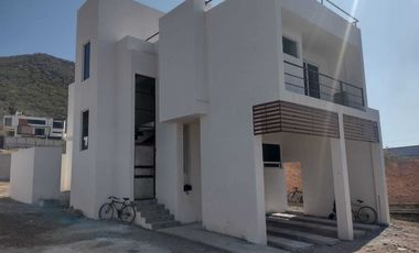 Casa en venta en Fraccionamiento Solares Banthi con excelentes acabados