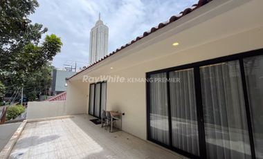 Rumah Strategis Poisisi Hook Jl.Kerinci Raya Kebayoran Baru, Jakarta Selatan