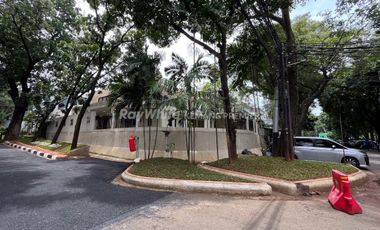 Rumah Strategis Poisisi Hook Jl.Kerinci Raya Kebayoran Baru, Jakarta Selatan