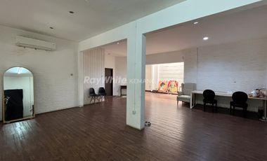 Rumah Strategis Poisisi Hook Jl.Kerinci Raya Kebayoran Baru, Jakarta Selatan