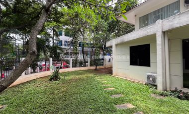 Rumah Strategis Poisisi Hook Jl.Kerinci Raya Kebayoran Baru, Jakarta Selatan
