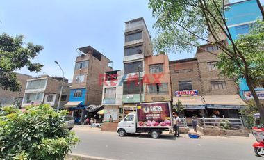 🌆 EN VENTA ACOGEDORA CASA IDEAL PARA FORMAR TU NEGOCIO!! JOSE CARLOS MARIATEGUI - SJL 🏙️
 
Esta acogedora casa de 140m2  en Av. comercial ideal para