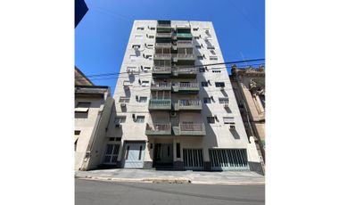 Venta departamento de un dormitorio con cochera calle Buenos Aires
