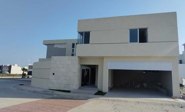 Casa en venta con alberca Fraccionamiento Palmas Green, Medellín, Ver.