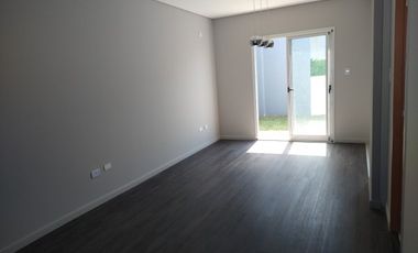 Casa 2 dormitorios en complejo privado City Garden