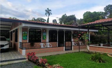 Se vende Finca en la via Armenia