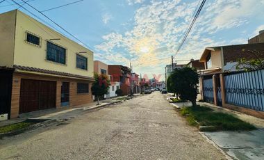 Venta De Casa 2 Pisos Urb Primavera