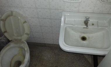 Local en esquina a 100 mts de Av. marquez de 50 m2 apox