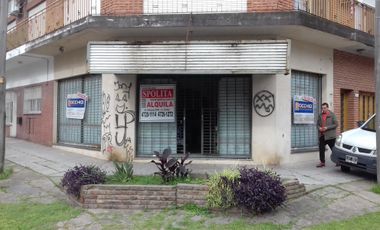 Local en esquina a 100 mts de Av. marquez de 50 m2 apox