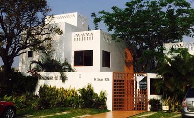 Casas en conjunto residencial en Boca del Rio a orilla del rio con alberca