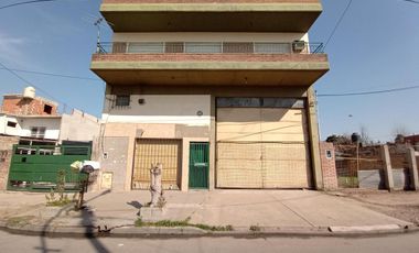 Casa  de 2 plantas, con Local, Galpón y 2 Departamentos en venta en Gregorio De Laferrere