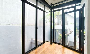 Rumah Hook 11 Menit ke Puri Indah Mall Siap Huni Hadap Utara J-44441