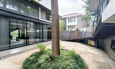 Rumah Hook 11 Menit ke Puri Indah Mall Siap Huni Hadap Utara J-44441