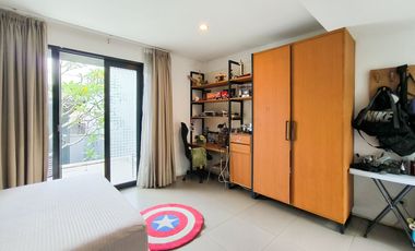 Rumah Hook 11 Menit ke Puri Indah Mall Siap Huni Hadap Utara J-44441