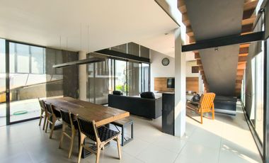 Rumah Hook 11 Menit ke Puri Indah Mall Siap Huni Hadap Utara J-44441
