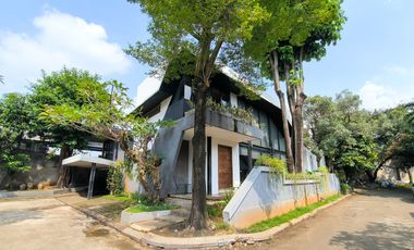 Rumah Hook 11 Menit ke Puri Indah Mall Siap Huni Hadap Utara J-44441
