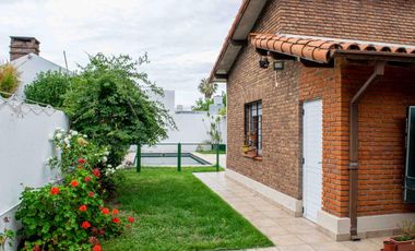 Casa en venta 4 ambientes con cochera y dependencia en Martinez