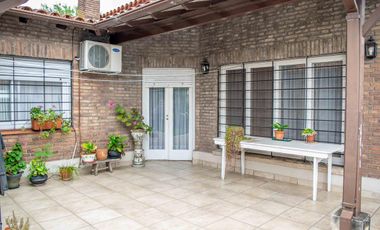 Casa en venta 4 ambientes con cochera y dependencia en Martinez