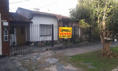 Casa en venta de cuatro ambientes en Villa Luzuriaga