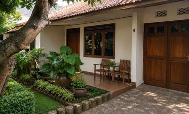 DI JUAL CEPAT RUMAH BANGUNAN LAMA MASIH SIAP HUNI DI LOKASI YG STRATEGIS & NYAMAN DI PETUKANGAN SELATAN. JAKARTA SELATAN