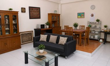 DI JUAL CEPAT RUMAH BANGUNAN LAMA MASIH SIAP HUNI DI LOKASI YG STRATEGIS & NYAMAN DI PETUKANGAN SELATAN. JAKARTA SELATAN