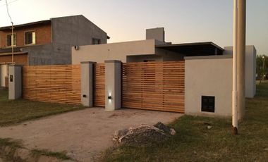 CASA CON PILETA EN ROLDAN