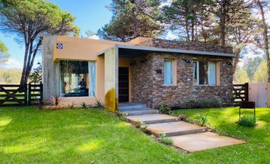 CASA EN VENTA CON TRES DORMITORIOS EN COSTA DEL ESTE CON PILETA - OPORTUNIDAD