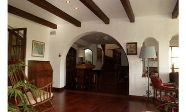 Casa desarrollada en dos plantas con piscina barrio San Carlos