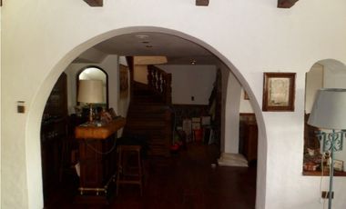 Casa desarrollada en dos plantas con piscina barrio San Carlos