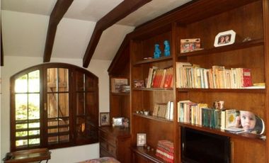 Casa desarrollada en dos plantas con piscina barrio San Carlos